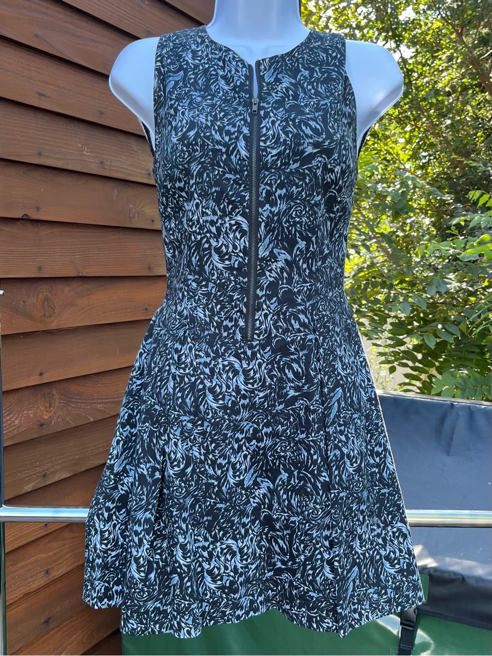 19A: French Connection swirl feather print Mini Dress Front & Back Zip! Fitted!